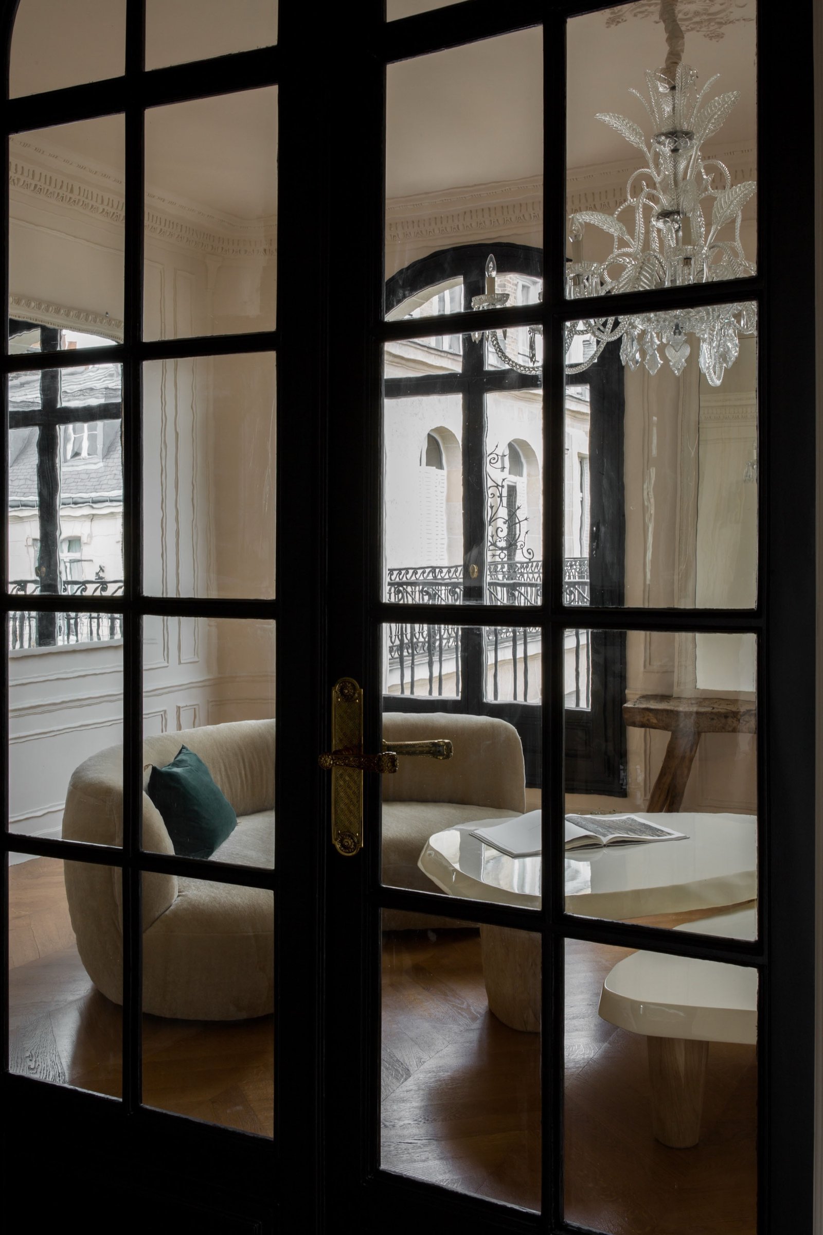 Black door to living room — Paris 8th