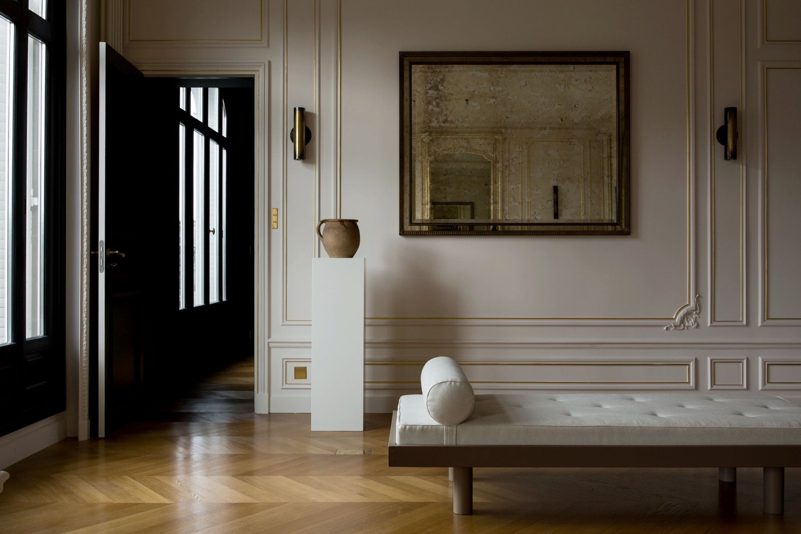 Living room black door chandelier — Paris 8th