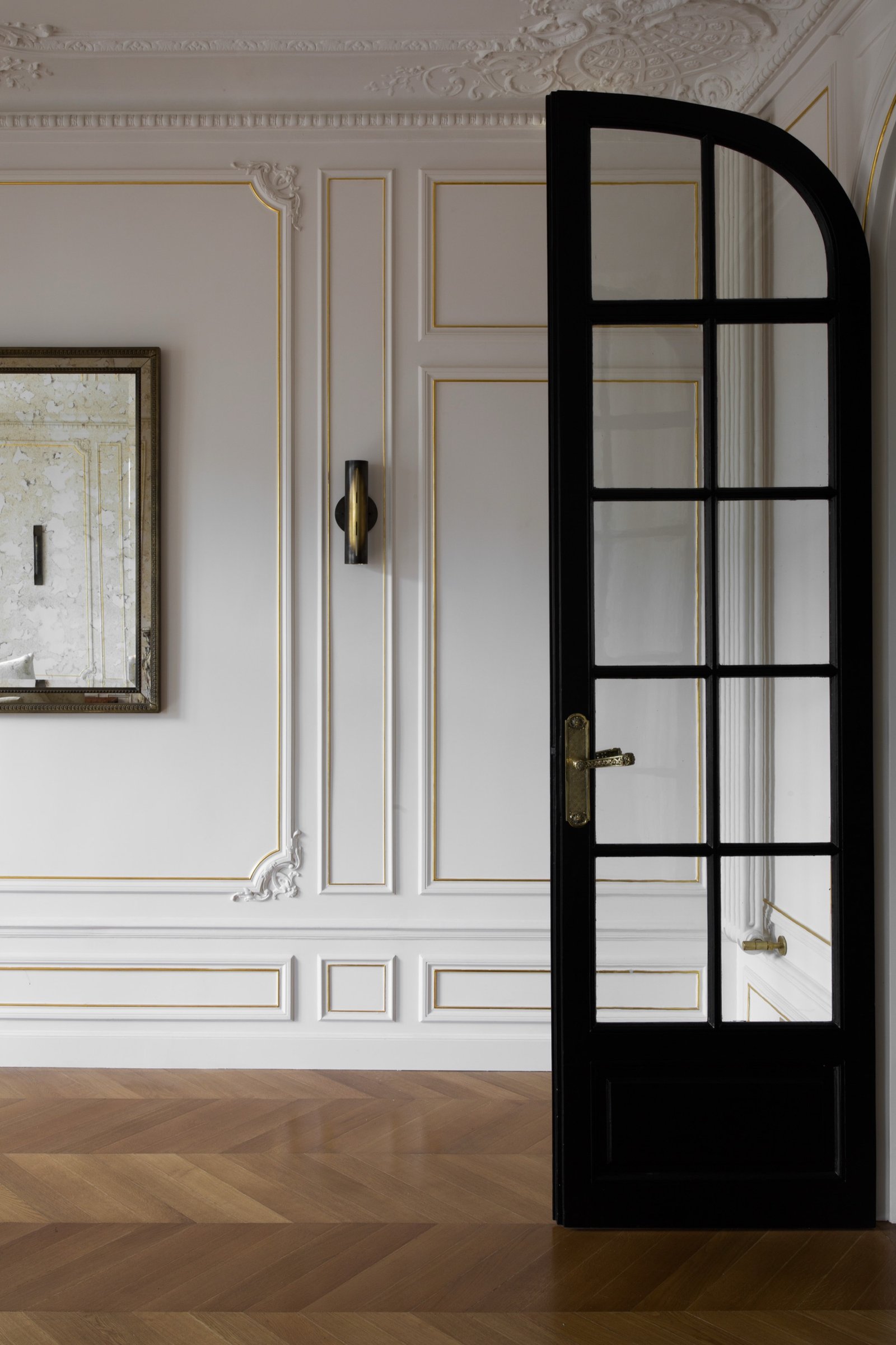 Sconce and moulding detail — Paris 8th