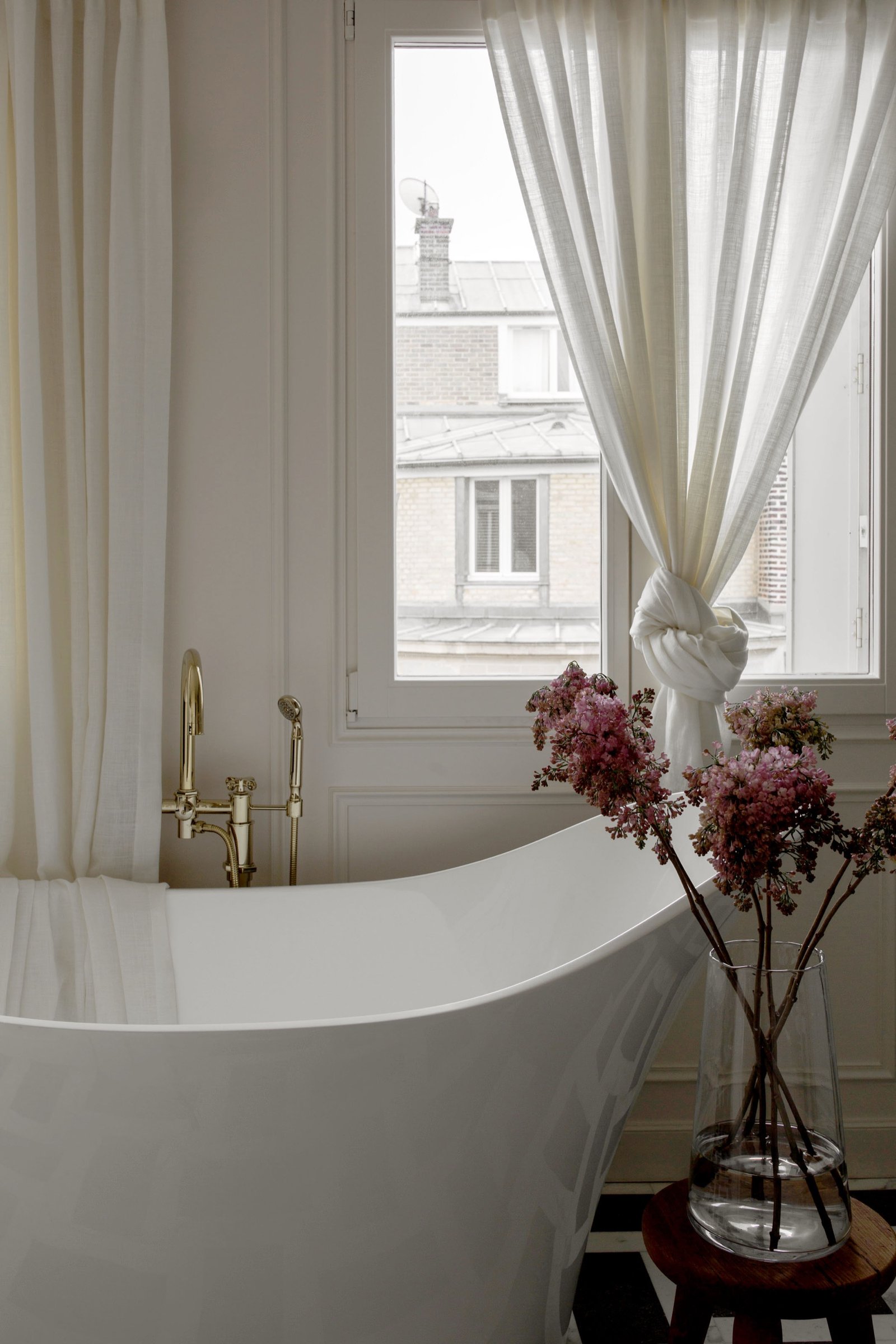 Bathtub Paris rooftop view — Paris 8th