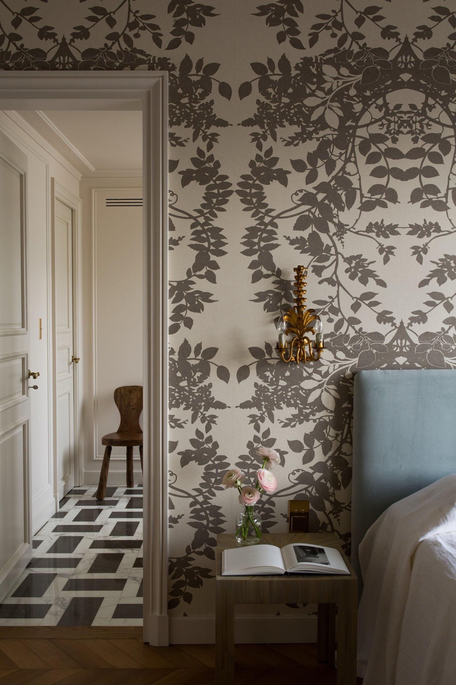 Living room chandelier and panelling — Paris 8th